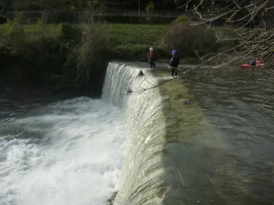 3iem Barrage le plus haut et dangeureu des 3, passe entre les 2 kayakistes, Bien repérer avant.